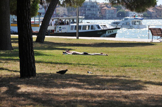 Turista in costume in un parco pubblico a Venezia