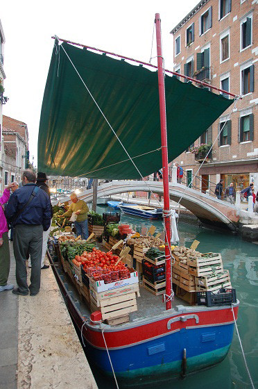 La caratteristica barca per la vendita della verdura a San Barnaba  a Venezia