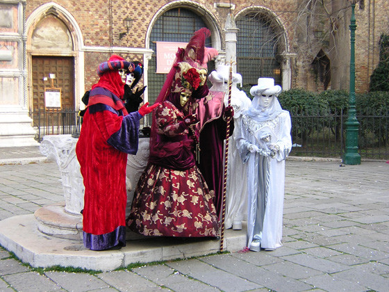 Gruppo di maschere in campo San Zaccaria a Venezia