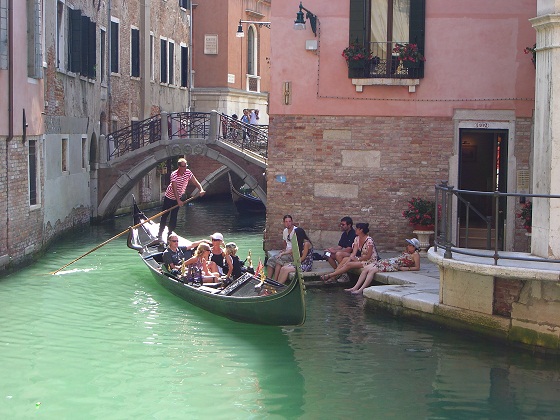 Una gondola che naviga in un rio veneziano