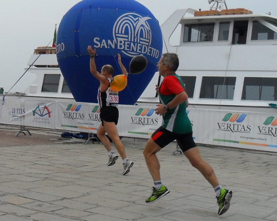 L'arrivo dei maratoneti in riva degli Schiavoni a Venezia