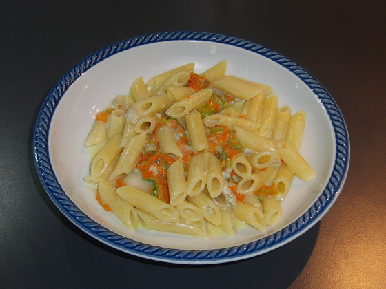 Penne ai fiori di zucca e gorgonzola