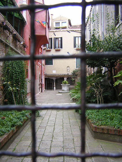 Un giardino interno con pozzo a Venezia