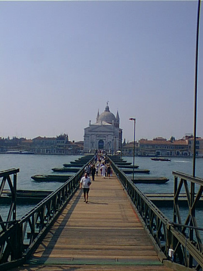 Il ponte di barche allestito in occasione della festa del Redentore