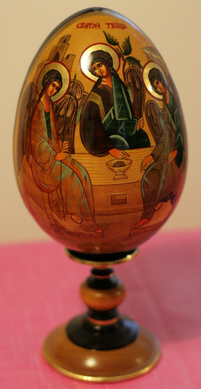 Uovo russo in legno decorato con dipinta la Trinità