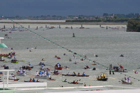 Gruppo di barche nel giorno della Vogalonga