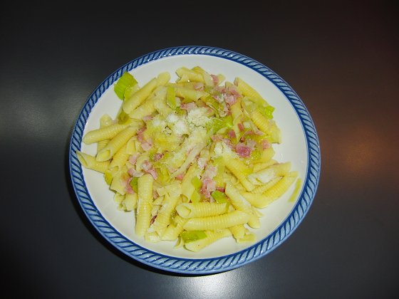 Garganelli con sugo di porri e pancetta