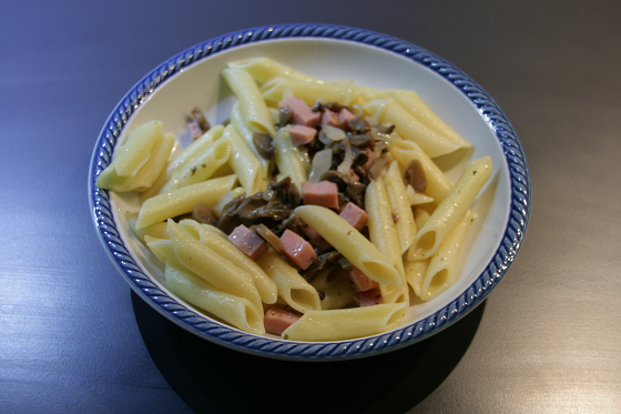 Penne con funghi, prosciutto e cipolle