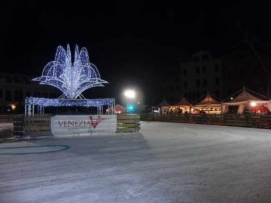 La pista di pattinaggio in campo San Polo a Venezia