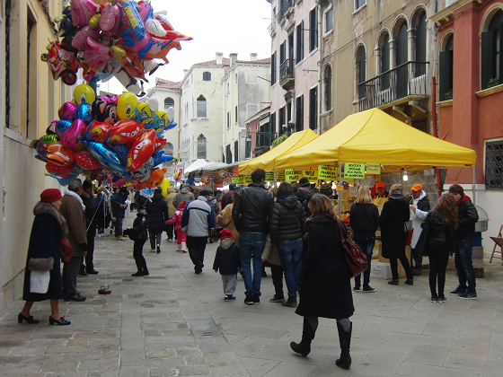 Le bancarelle per la festa della Salute