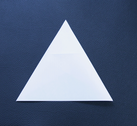 Un triangolo equilatero realizzato piegando la carta