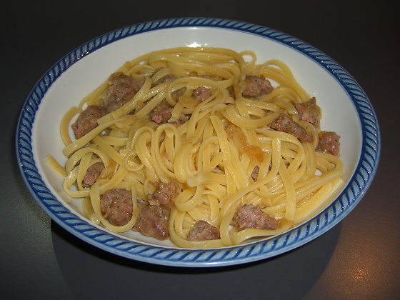 Tagliatelle con cipolle e salsiccia