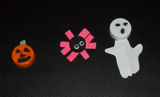 Segnaposto di Halloween con i tappi di plastica