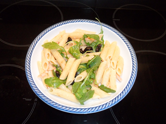 Pasta con salmone, rucola e olive nere