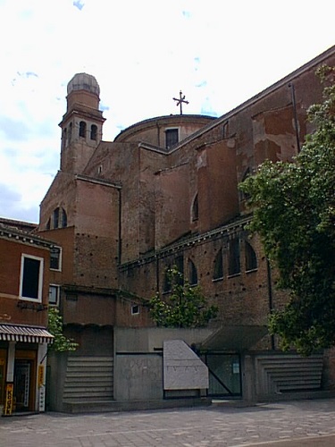 La chiesa con il convento visti dal campo