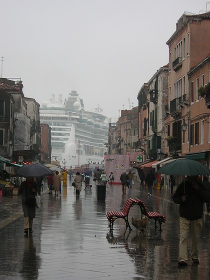 Nave vista da via Garibaldi