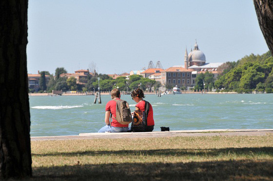 Turisti seduti su una riva a Venezia