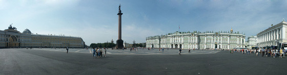 Panoramica della piazza d'Inverno a San Pietroburgo