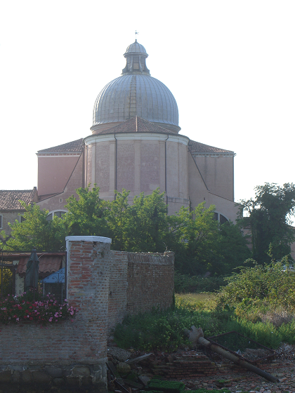 La chiesa di San Pietro di Castello vista dal retro
