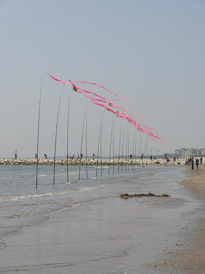 Bandiere colorate in riva al mare