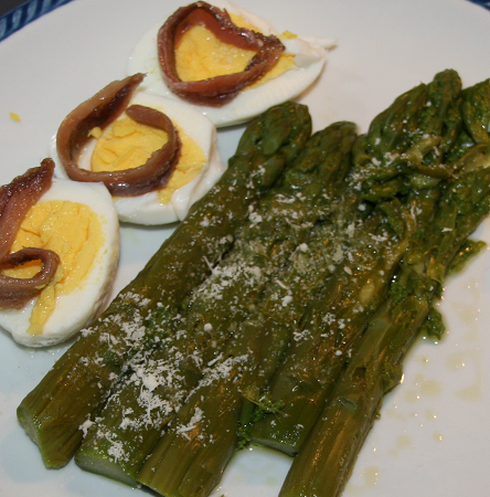 Antipasto di uova, acciughe e asparagi