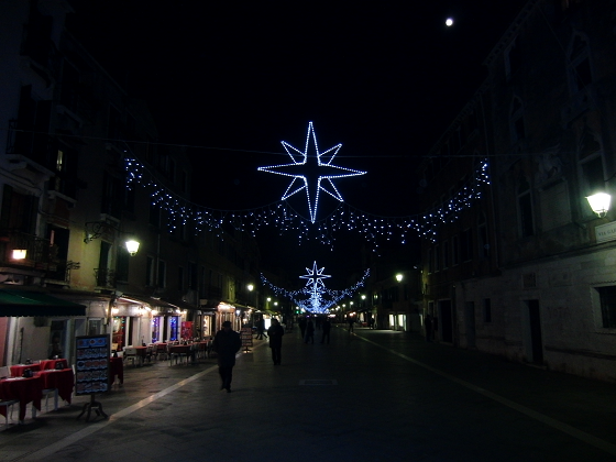 I festoni luminosi in via Garibaldi a Venezia