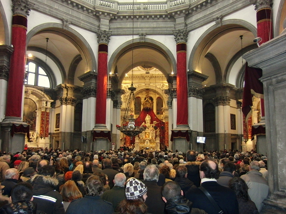 L'interno della chiesa della Salute a Venezia