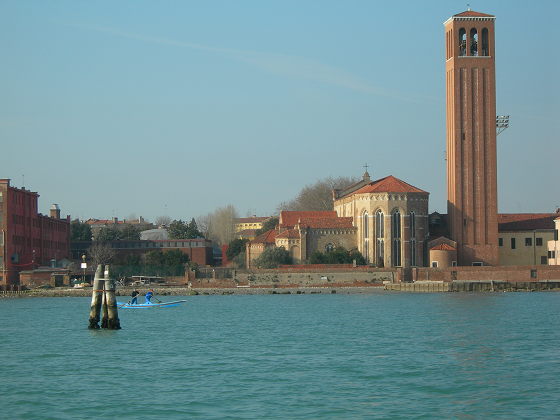 La chiesa vista dall'acqua