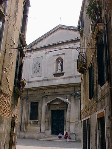 La facciata della chiesa di San Silvestro a Venezia